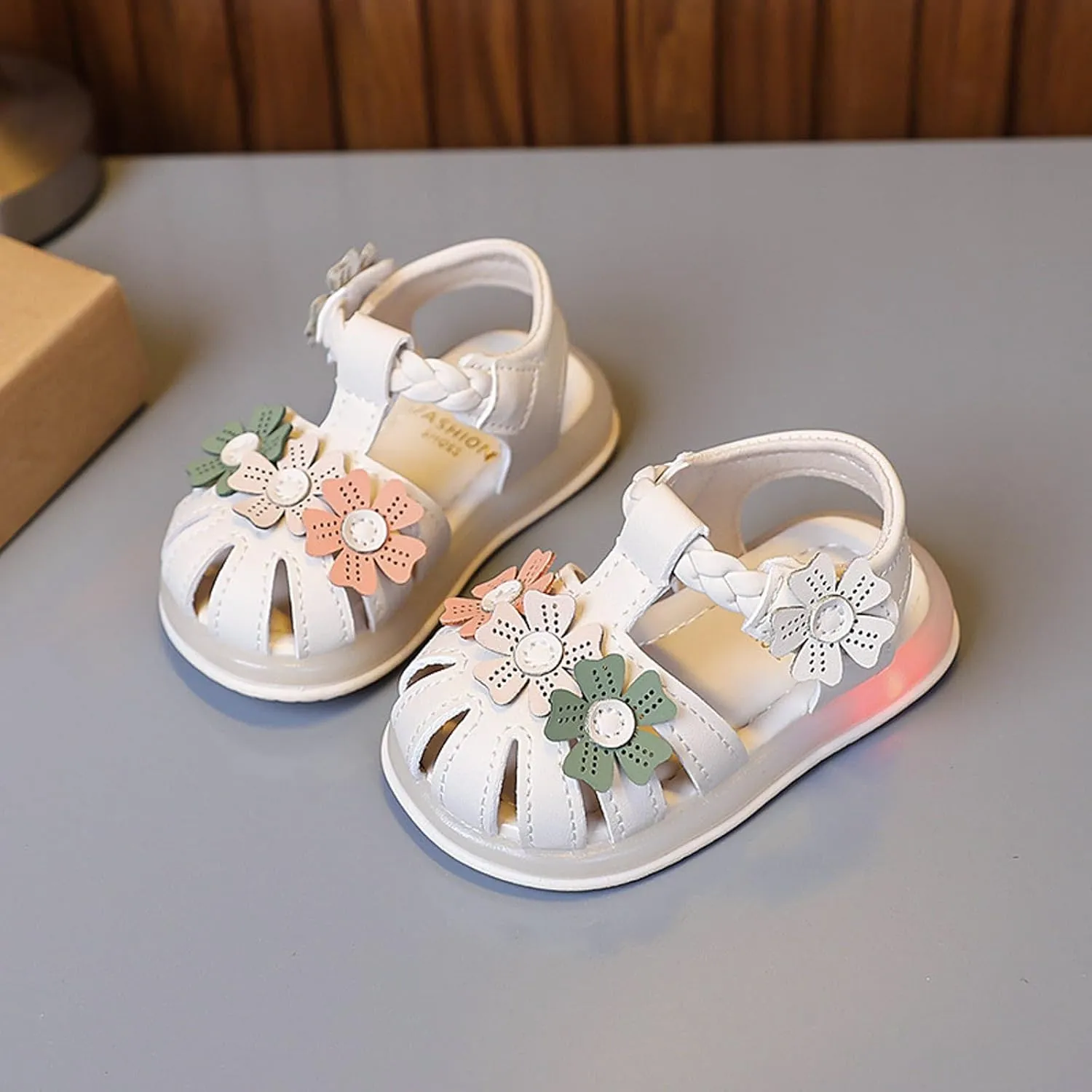 Girls Flower Sandals Light Up Sandals Stylish Soft Bottom Little Girls Beach Shoes White