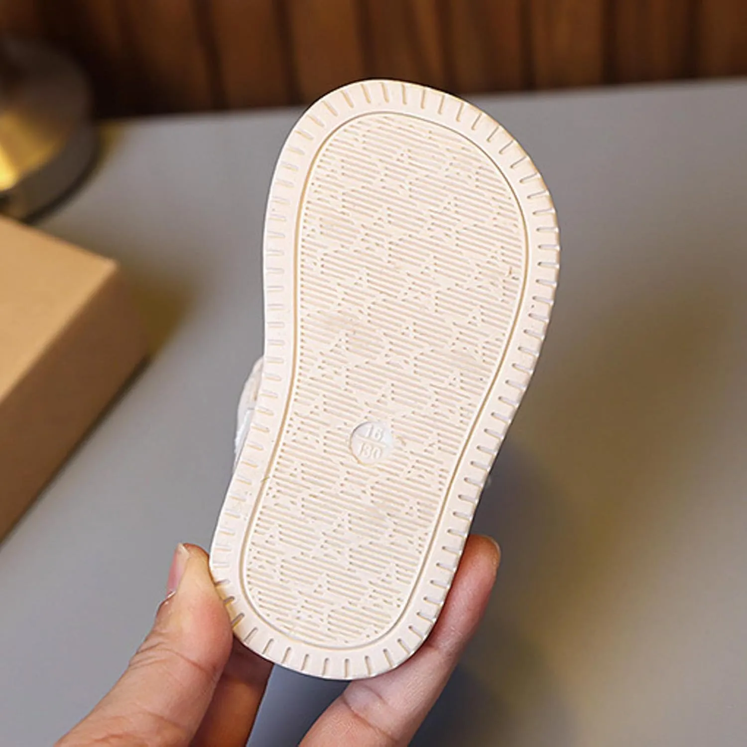Girls Flower Sandals Light Up Sandals Stylish Soft Bottom Little Girls Beach Shoes White